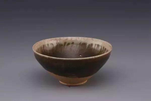 诗圣杜甫就盛赞四川白瓷:"大邑白瓷轻且坚,抠如哀玉锦城传.