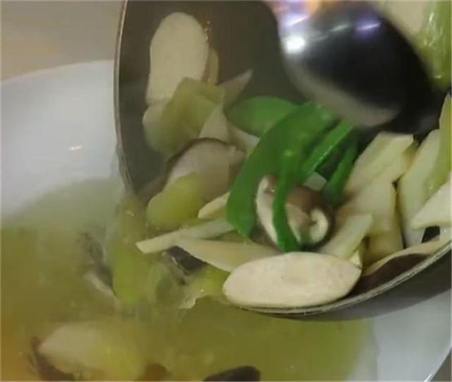 图片[3]-酸菜笋片汤做法 清爽不上火  最适合春天喝的汤-起舞食谱网