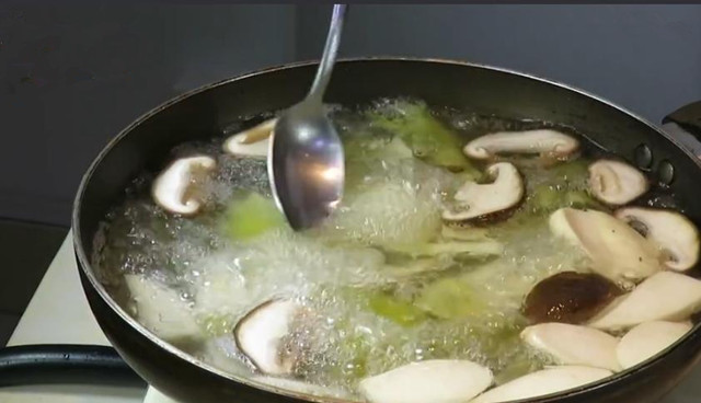 图片[9]-酸菜笋片汤做法 清爽不上火  最适合春天喝的汤-起舞食谱网
