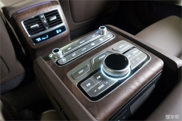 起亚汽车K900公布 集奢华与科技之大德