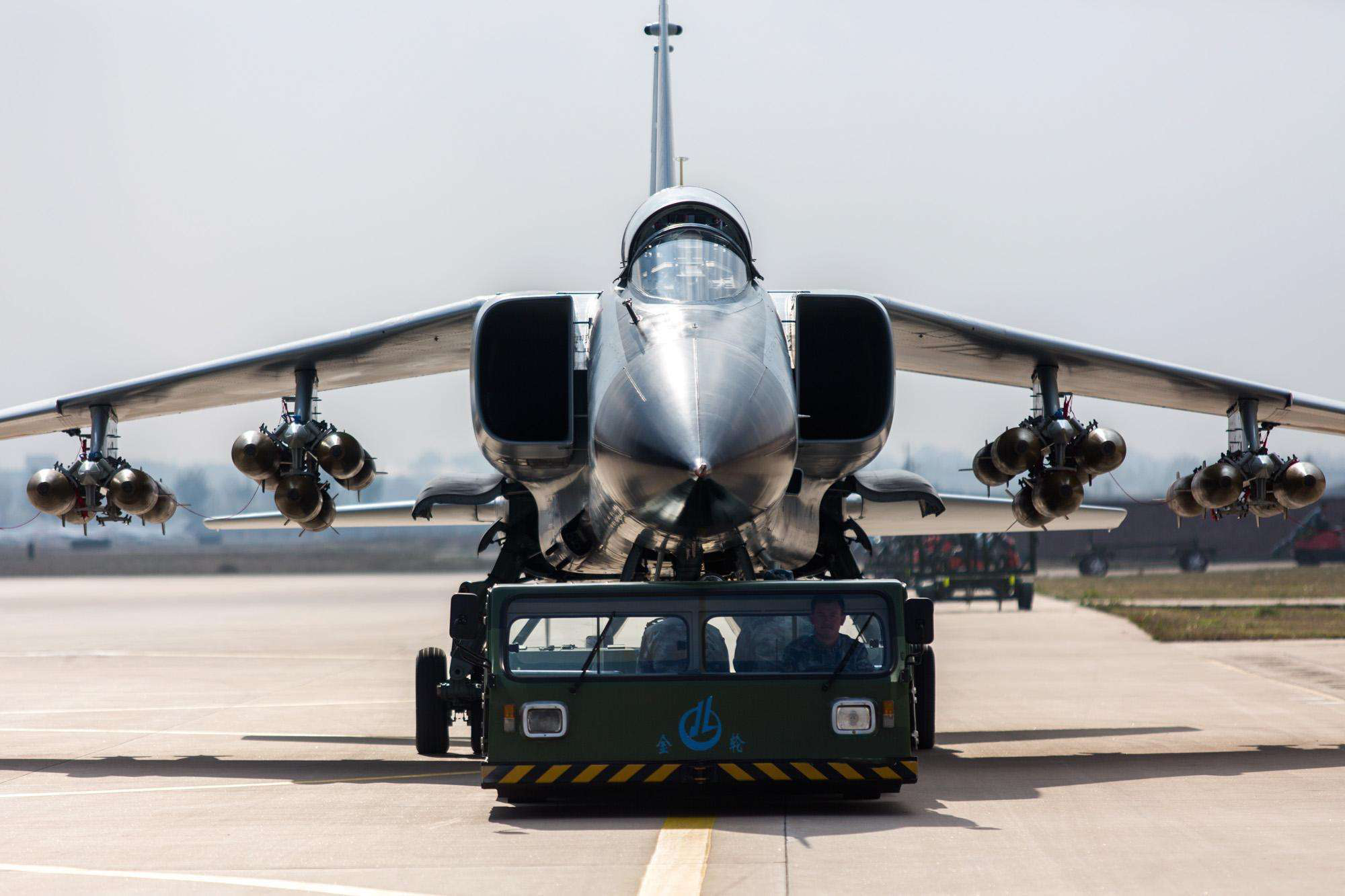 欧洲有款攻击机，比中国飞豹厉害的多，而且还把导弹挂机翼上方
