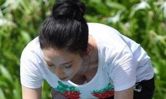 林志玲弯腰现小白兔,网友:无法控制我自己!