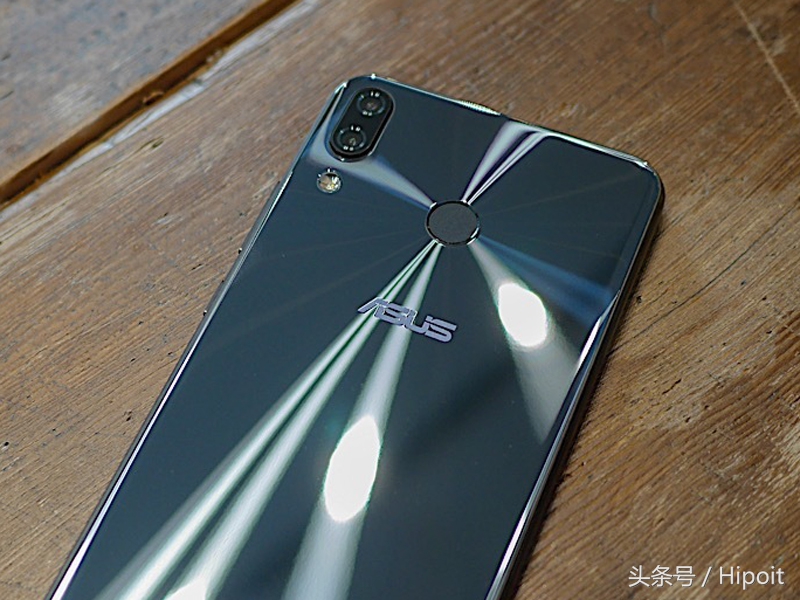 asus新中端机ZenFone 5拆箱：90%屏幕比例，一个有下颌的iPhone X