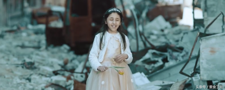 In what children come out to sing in Syrian war remains that " heartbeat " , let a person touch
