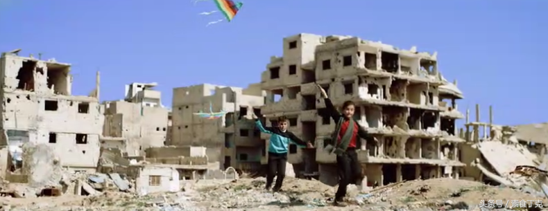 In what children come out to sing in Syrian war remains that " heartbeat " , let a person touch