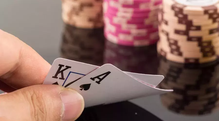 半年輸光8萬積蓄，德州撲克你還玩嗎？