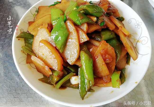 图片[1]-青椒炒土豆片 简单的食材 就是这么好吃 做法很简单 不信试试-起舞食谱网