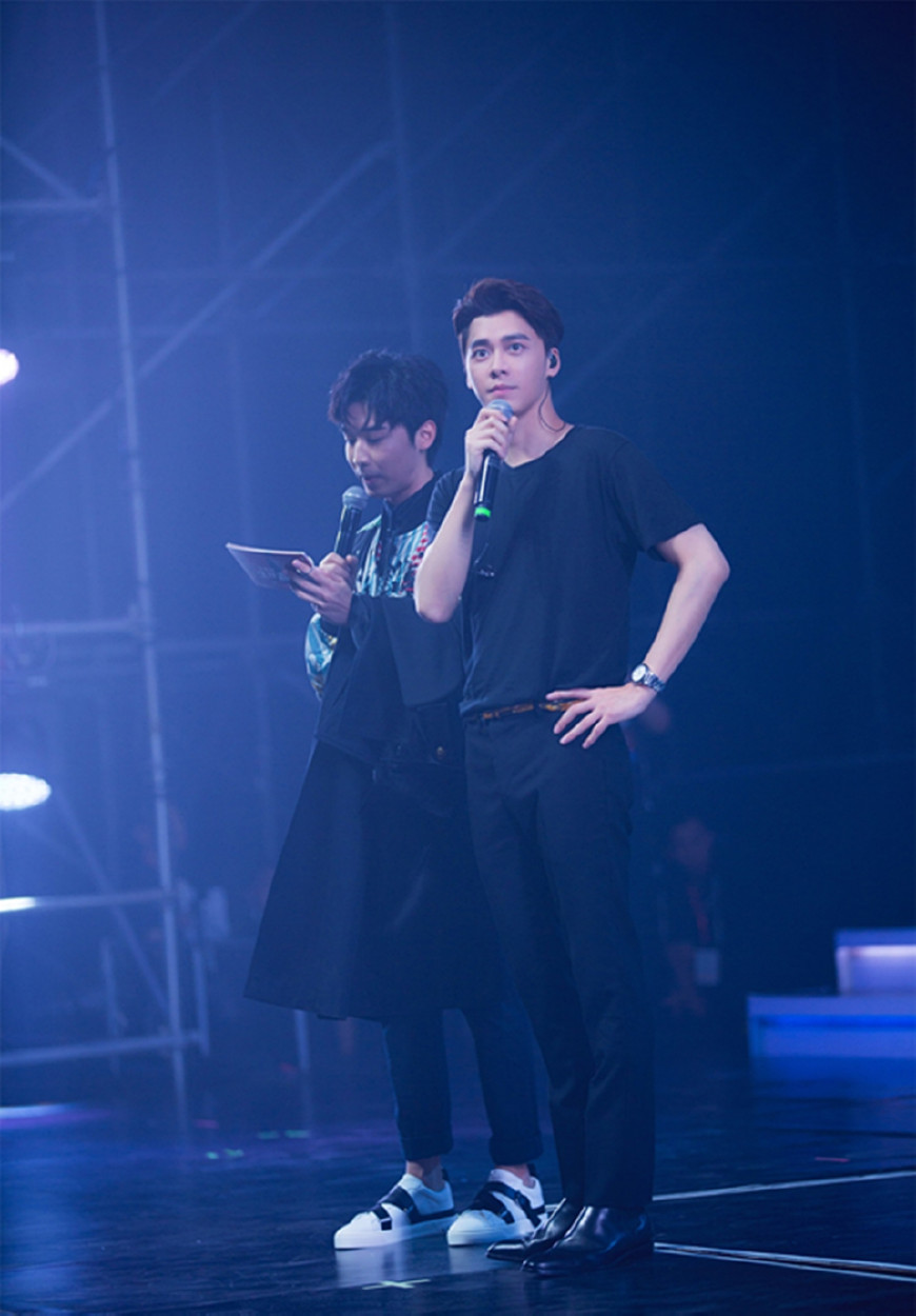 Li Yifeng holds birthday to be able to promise to sing birthday song occasion to shake together with 1000 people vermicelli made from bean starch unceasingly