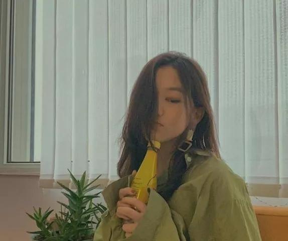 星二代名媛相遇，李嫣和汪峰女儿同框为闺蜜庆