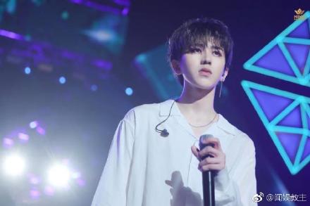 蔡徐坤被激光笔照伤,粉丝应援蔡徐坤nmsl?