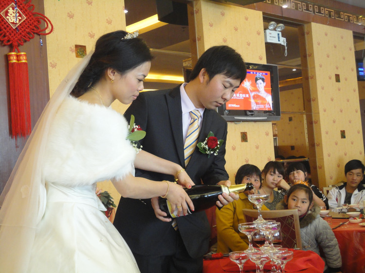 結婚宴上母親要打包飯菜 被岳母嘲諷寒酸 結帳的時候經理卻免單