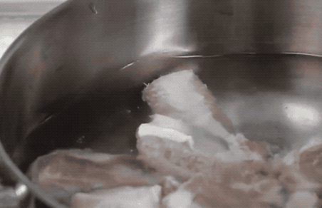 图片[3]-电饭锅排骨饭做法步骤图 妈妈把排骨和大米一起放电饭锅里30分-起舞食谱网