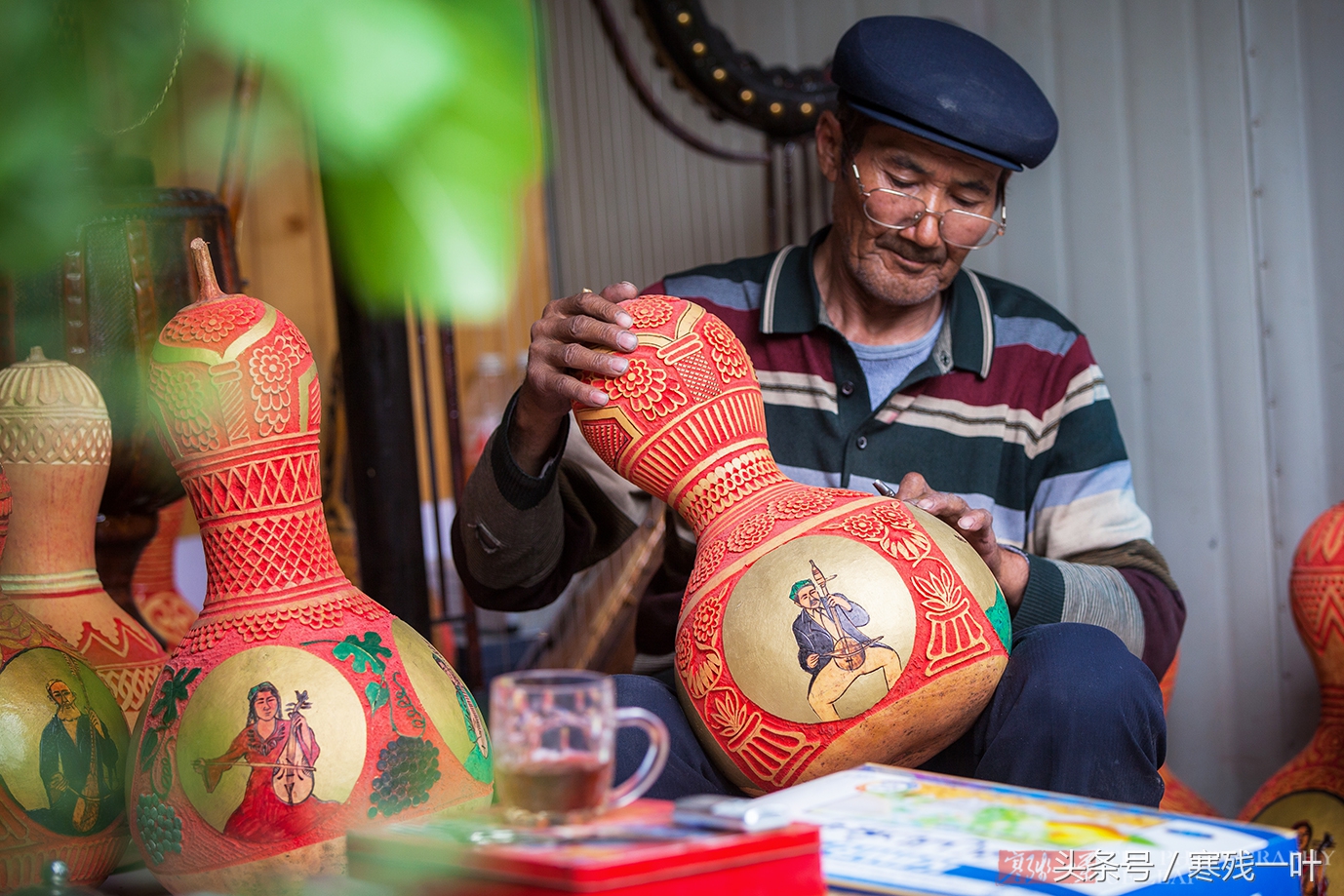 新疆农民二十年专研葫芦雕刻，最高卖2万元一个，却无人愿意传承