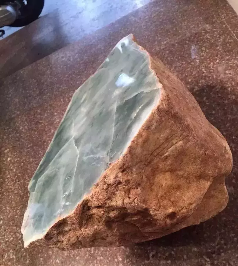 原石,一刀切出一地大裂,还是幸运取出一堆冰花手镯_中国翡翠玉石网