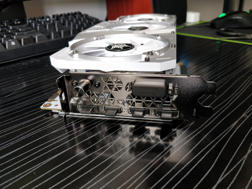 3700元的影驰名人堂显卡上手体验,纯白