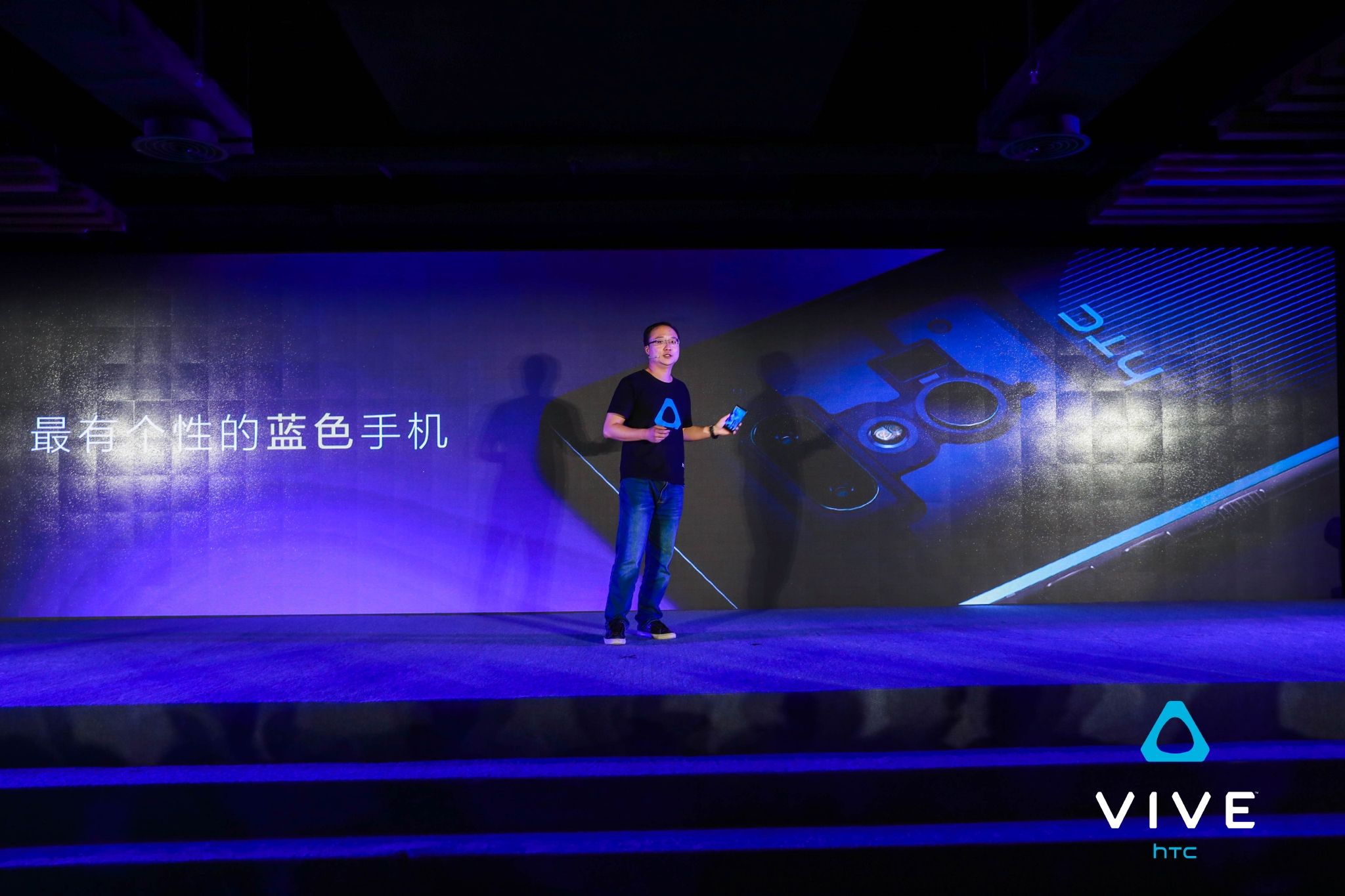 5888元！HTC U12 中国发行版公布：照相世界第二，透視蓝颜色震撼