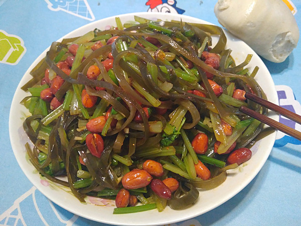 【海带丝拌芹菜花生米】做法步骤图 天太热就这么做饭菜