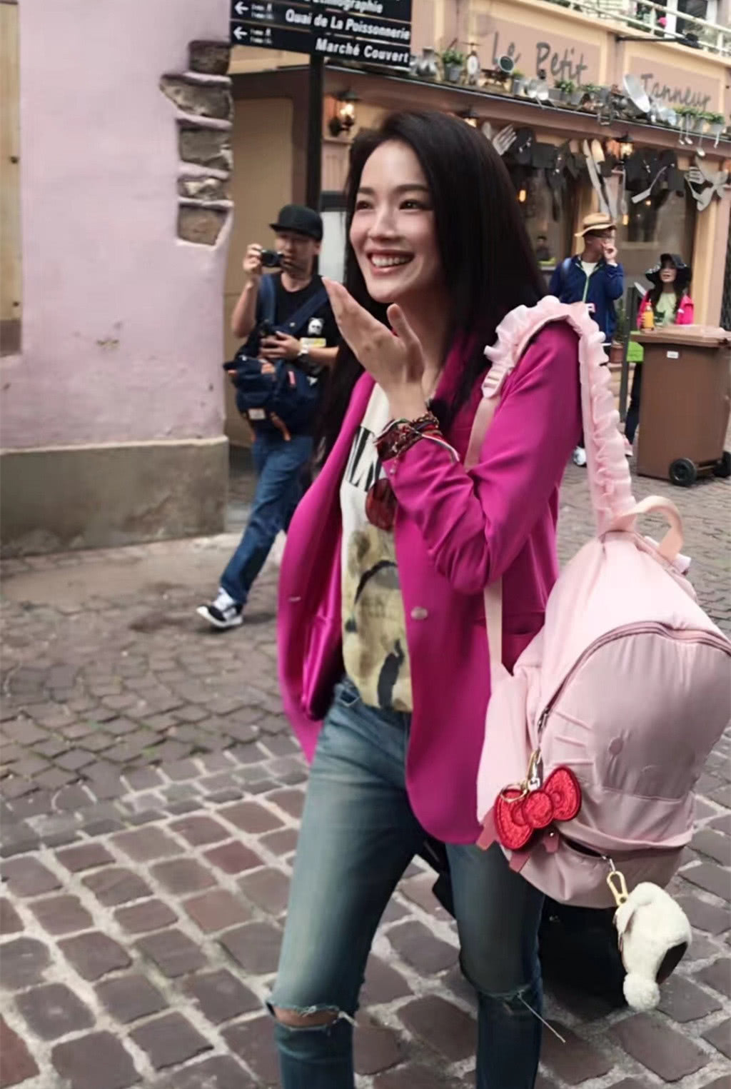 Recently, easy Qi goddess is worn fully in the road in the program build the heat that also caused masses eating melon to discuss