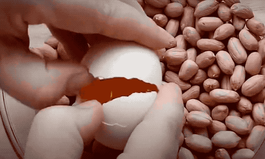 图片[2]-脆皮花生做法步骤图 婆婆炸花生米放鸡蛋这样做很-起舞食谱网
