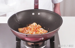 大厨教你家常香煎豆腐做法！简单易学比肉都香，回家做给父母