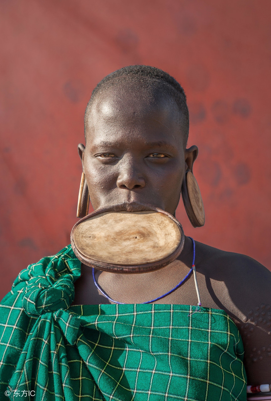 唇盘族(探秘埃塞俄比亚唇盘部落,嘴唇越大越好嫁,以"大盘嘴"为美)