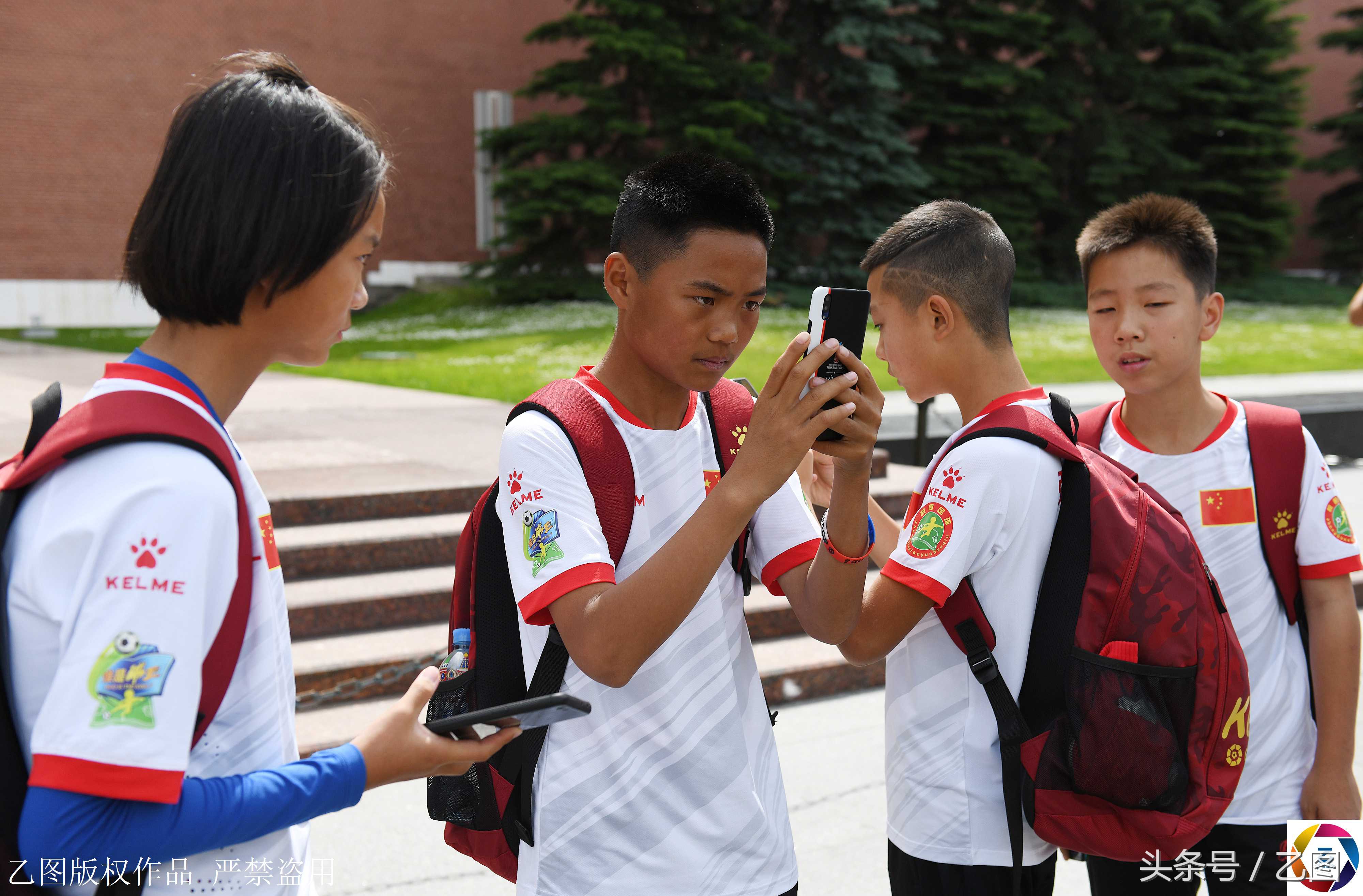 世界杯丹东球童(12名中国球童亮相莫斯科,举大力神杯拍照,将出席世界