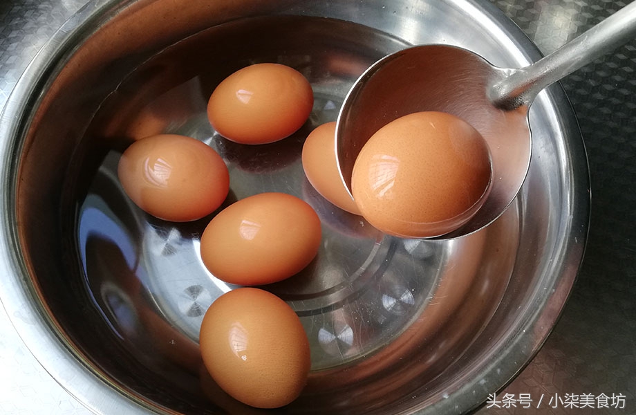 图片[6]-端午节煮鸡蛋不沾皮的秘诀 只需加上这一步 鸡蛋香嫩可口又好剥-起舞食谱网