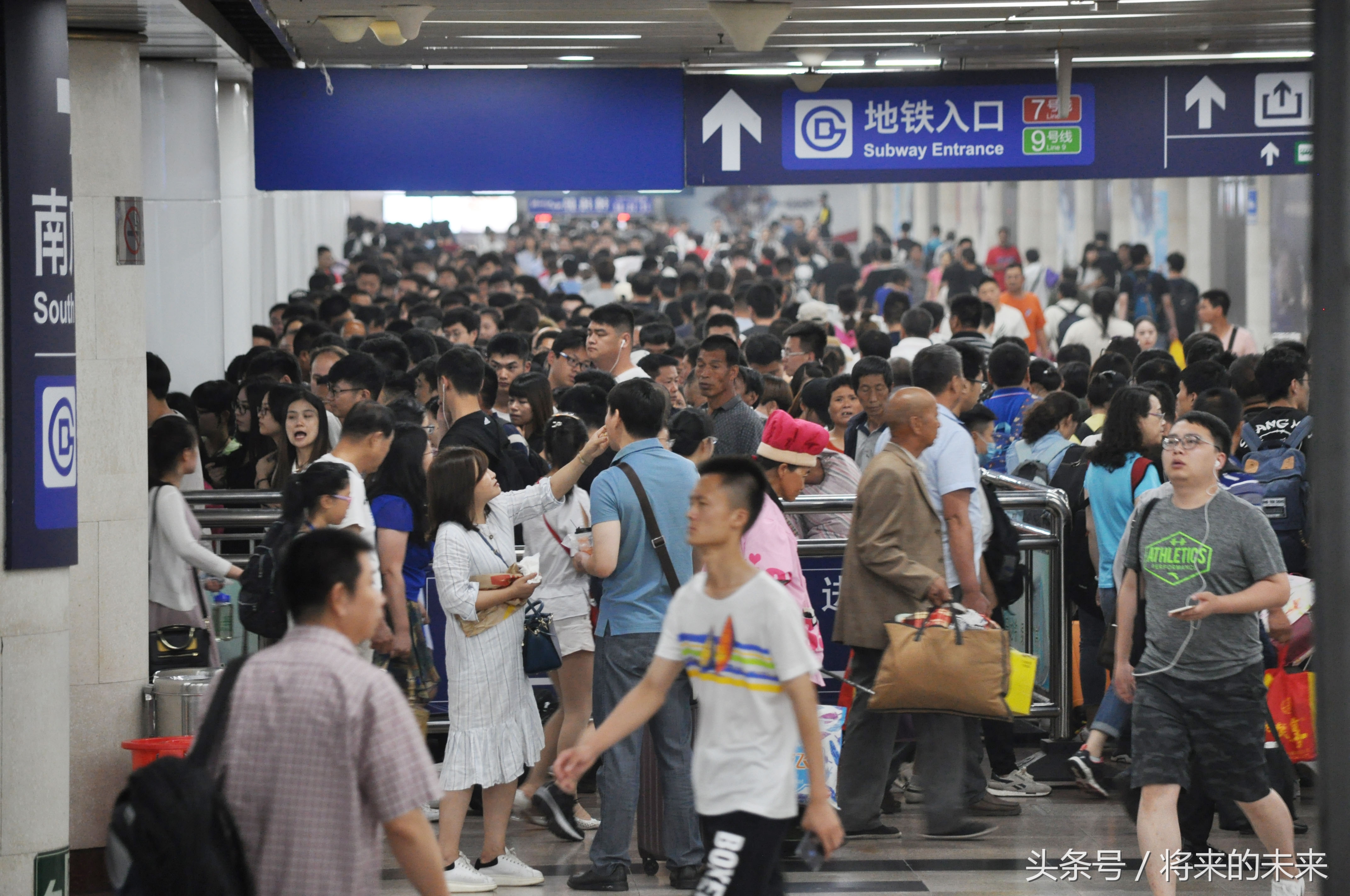 北京西站地铁站，数百万游客挤爆地铁等待“进京”