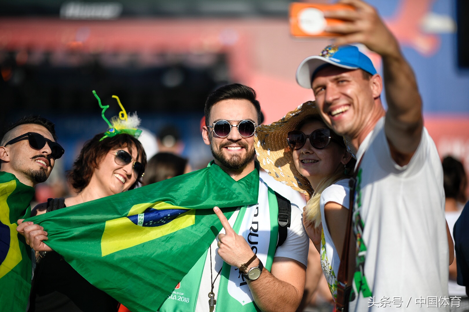 世界杯观赛团表演视频(FIFA俄罗斯世界杯花絮 球迷在加里宁格勒广场观赛)