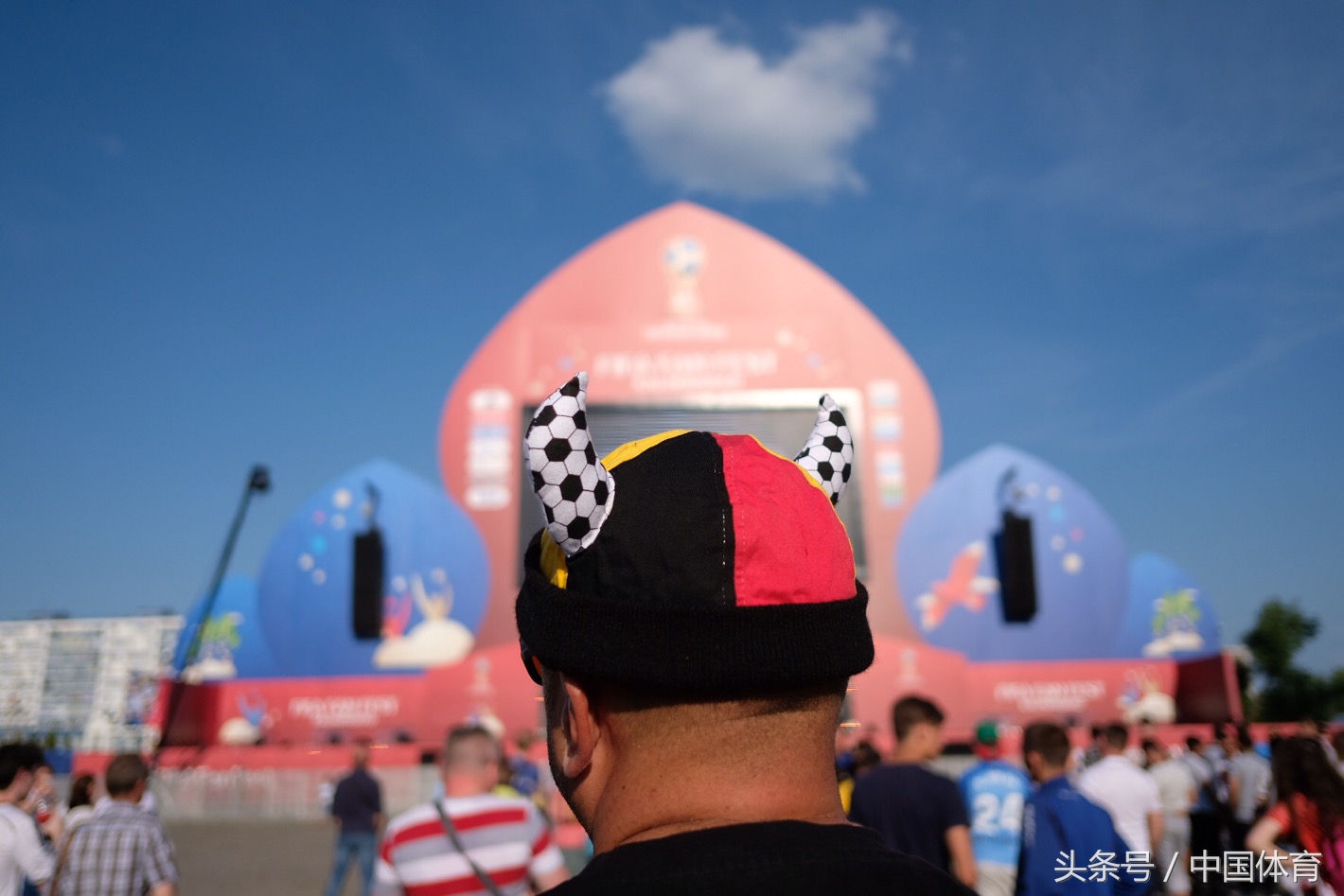 世界杯观赛团表演视频(FIFA俄罗斯世界杯花絮 球迷在加里宁格勒广场观赛)