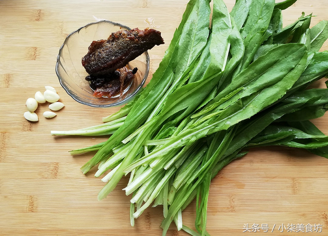 图片[2]-【豆豉鲮鱼油麦菜】做法步骤图 简单好吃又营养 孩子多吃补钙-起舞食谱网