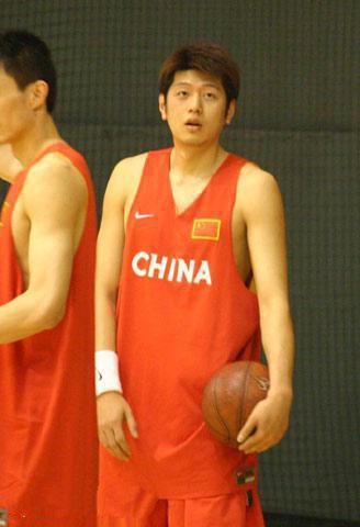 中国哪些人参加过nba(国内14位参加过NBA选秀的球员，姚明易建联领衔，一人拿过总冠军)