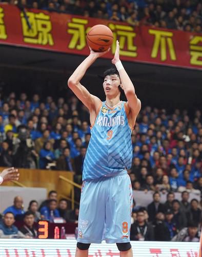 中国nba选秀有哪些人(国内14位参加过NBA选秀的球员，姚明易建联领衔，一人拿过总冠军)