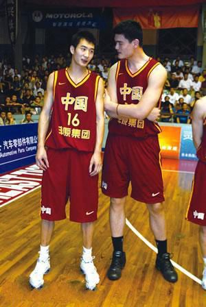 中国哪些人参加过nba(国内14位参加过NBA选秀的球员，姚明易建联领衔，一人拿过总冠军)