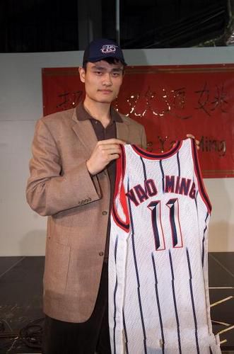 中国哪些人参加过nba(国内14位参加过NBA选秀的球员，姚明易建联领衔，一人拿过总冠军)