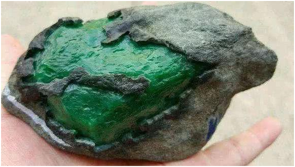 翡翠原石那些皮壳容易出高货