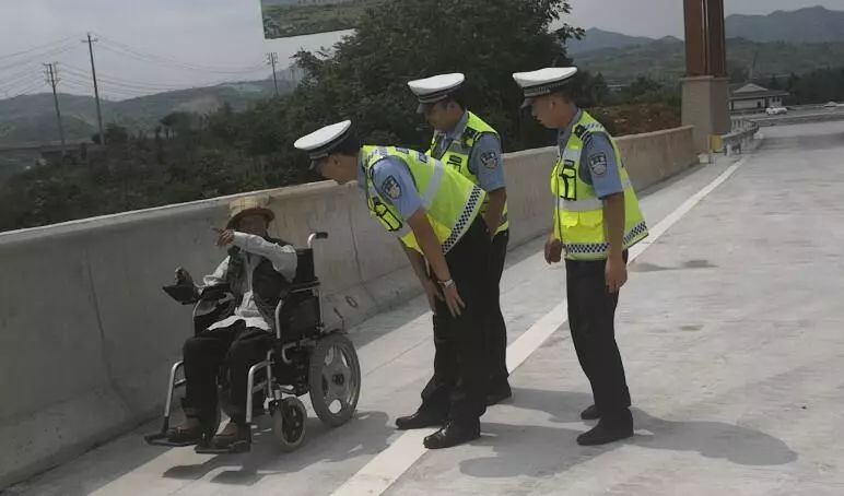 为“晒太阳”轮椅老人误上高速 暖心交警安全送其返家
