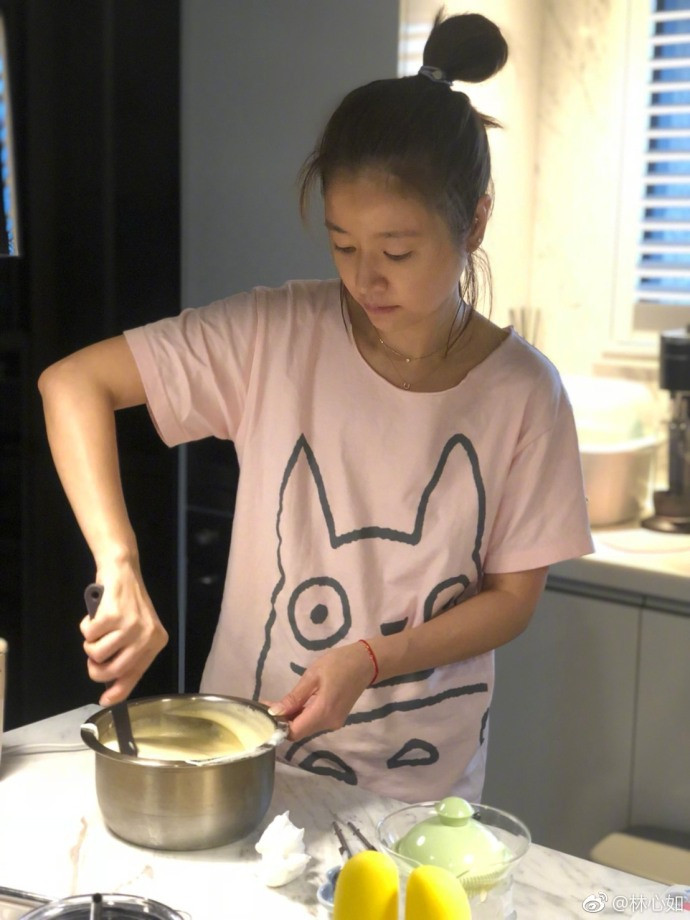林心如素颜为爱女做蛋糕，穿家居服秀火辣身材，4岁小海豚似妈咪