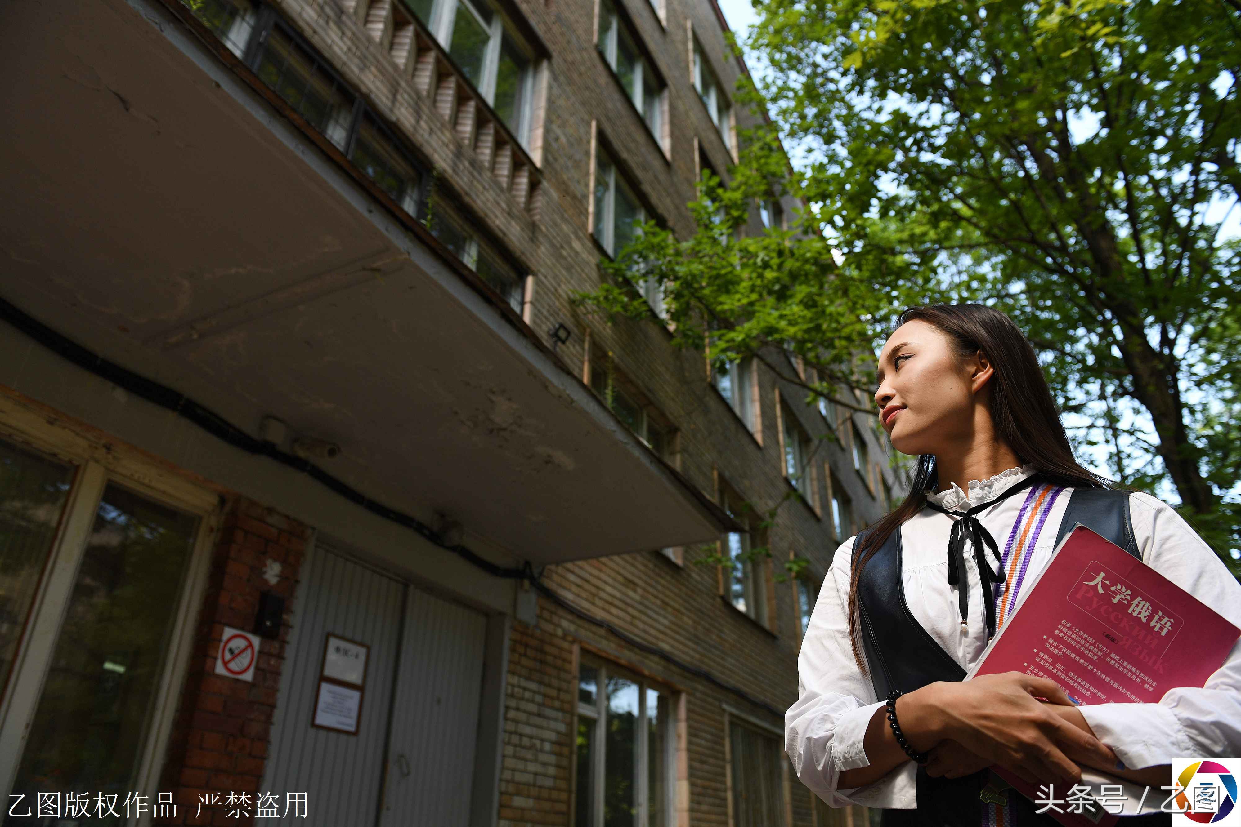 世界杯志愿者马真(世界杯志愿者中的中国女孩，因长相美常被球迷搂着拍照，微笑面对)