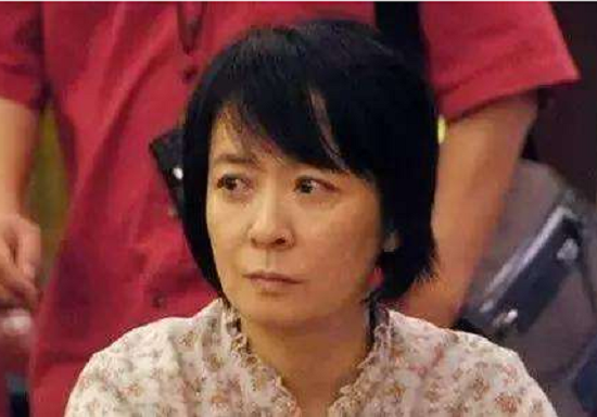 他老婆是著名经纪人,捧红很多明星,儿子也成