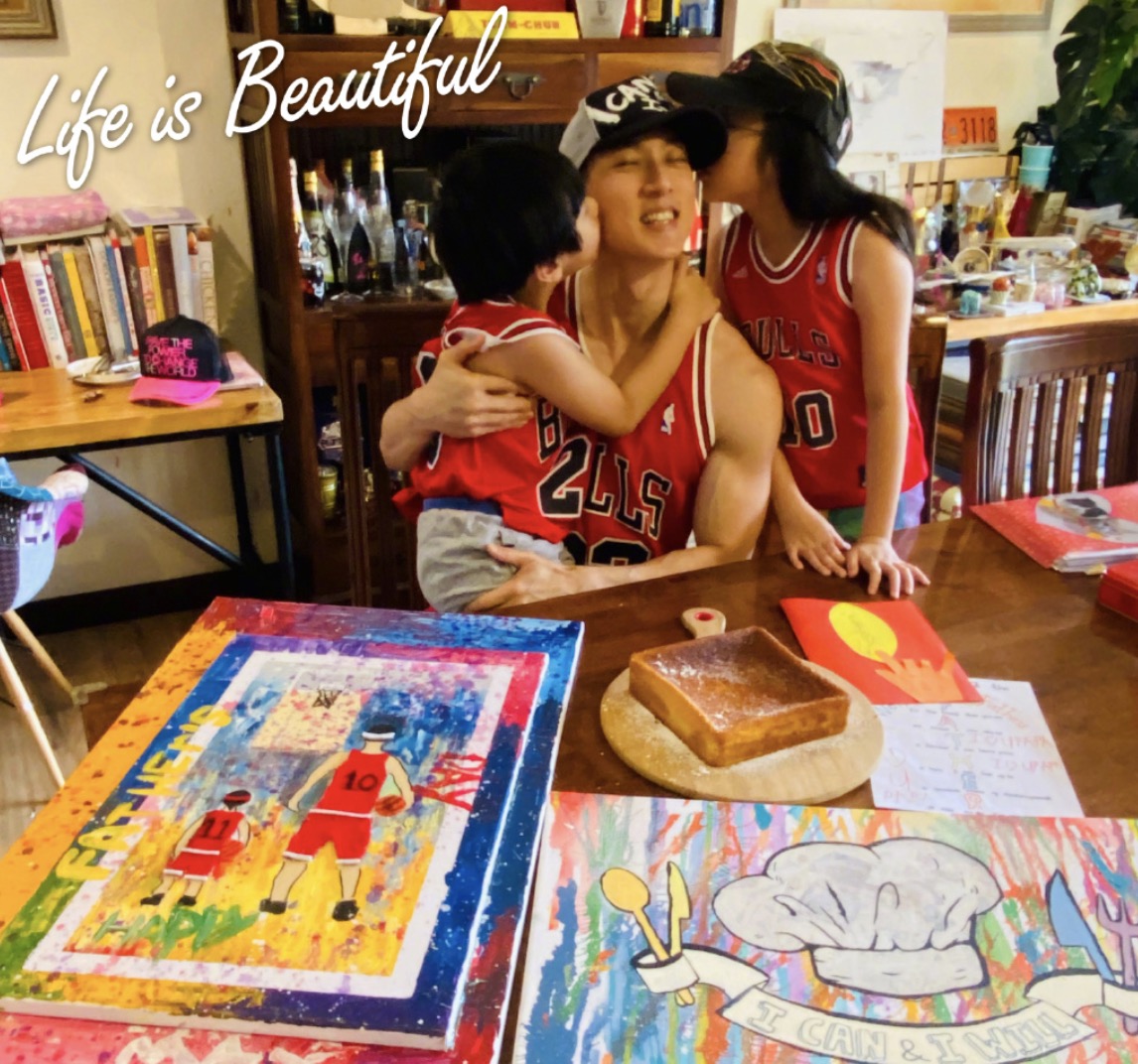 吴尊晒照纪念妈妈离世18周年，带儿女卖衣服做慈善，满满正能量