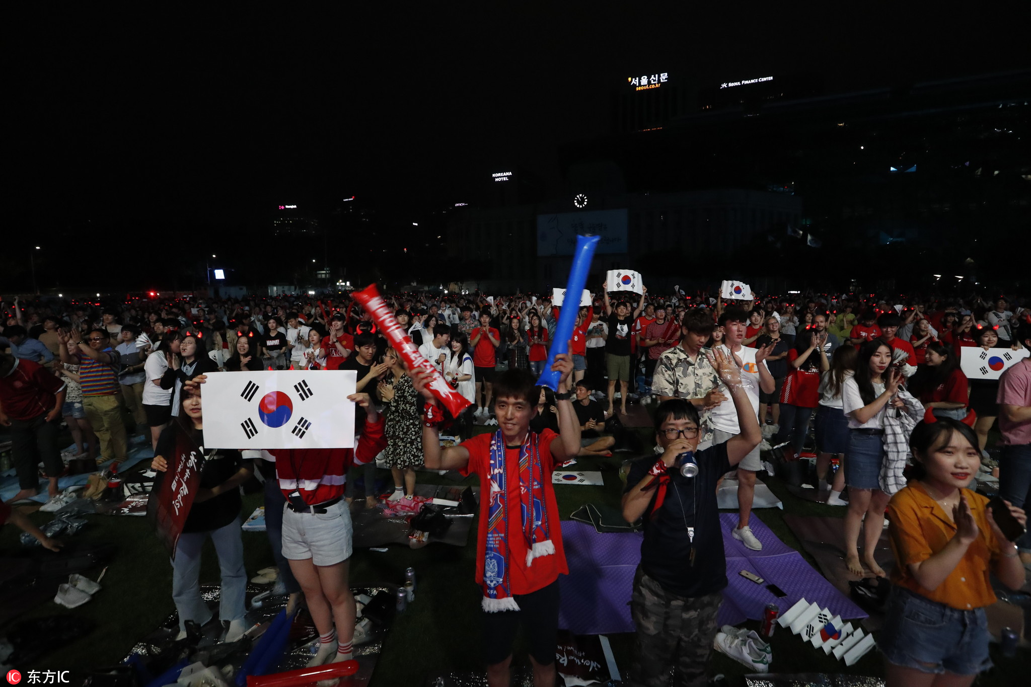 在韩国看世界杯(韩国球迷齐聚首尔观战世界杯 2-0力克卫冕冠军惊呆小姐姐)