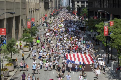 全美爆发700多场示威游行 高举标语“特朗普下台”