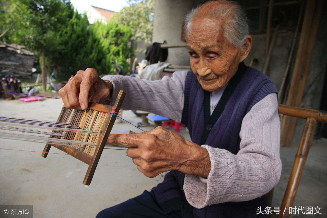 四川成都：103岁老人爱数百元大钞 每天数三四次 家人都支持-搜狐大视野-搜狐新闻