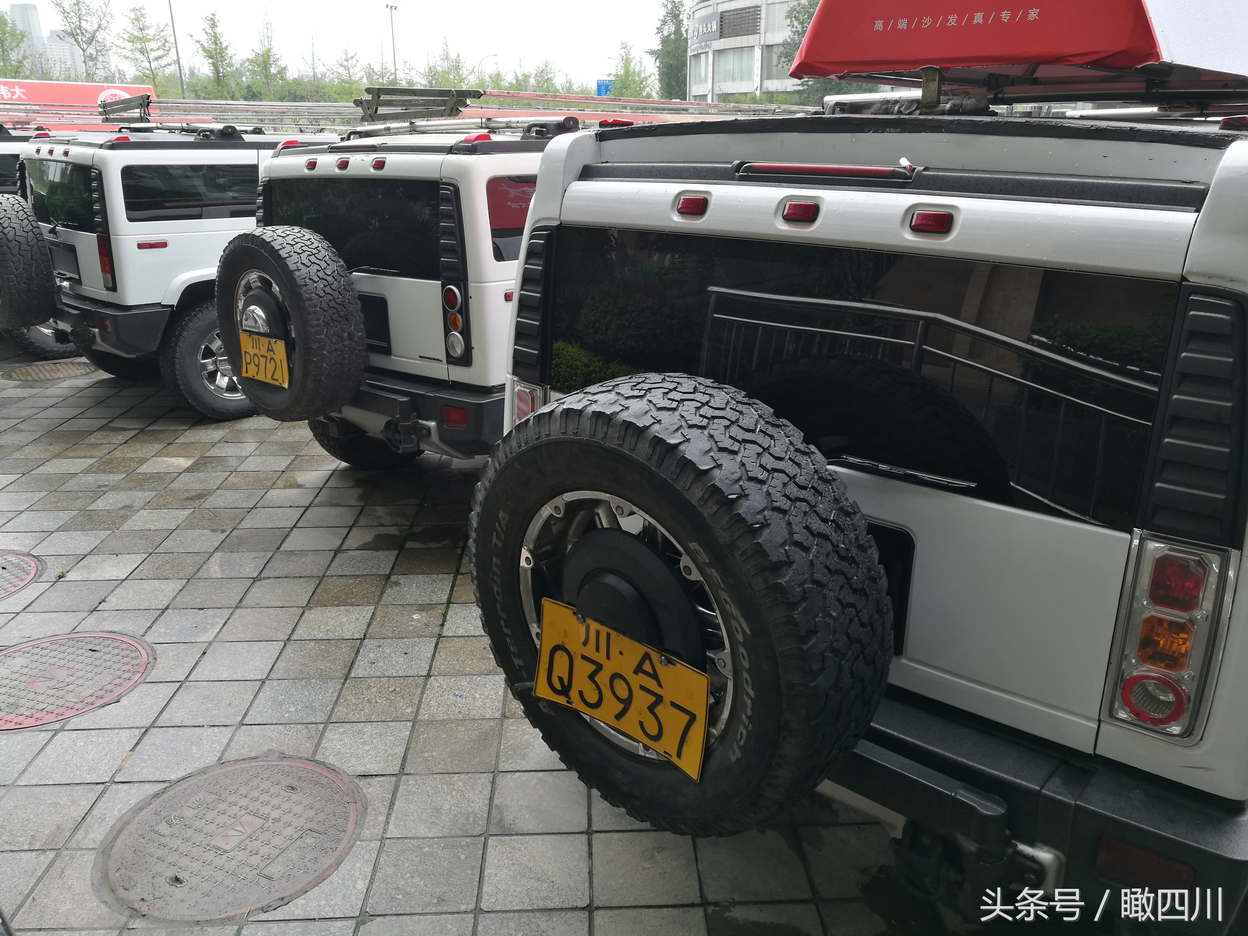 壕！长超10米，价值数千万的加长版悍马车齐聚成都街头