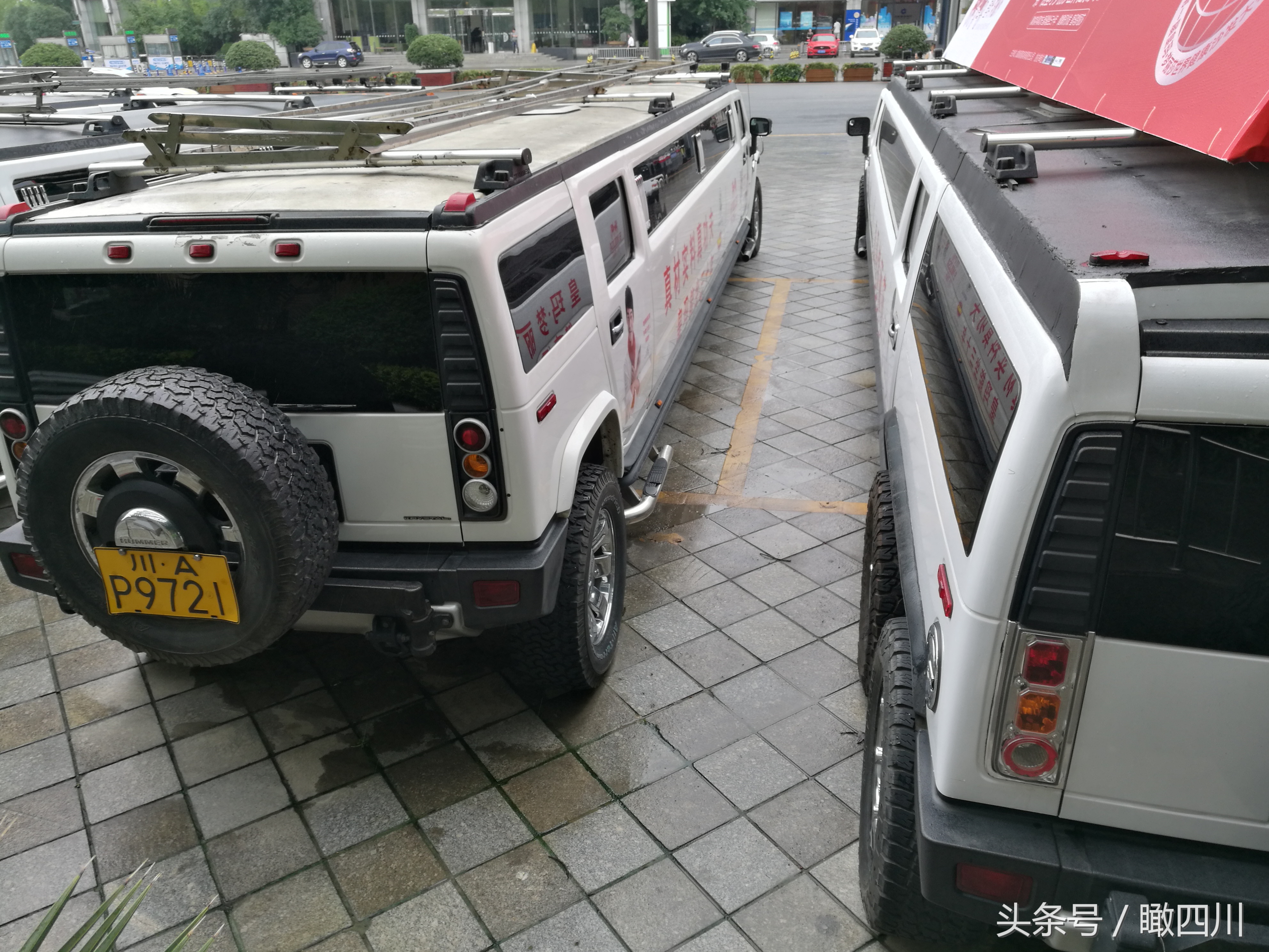 壕！长超10米，价值数千万的加长版悍马车齐聚成都街头
