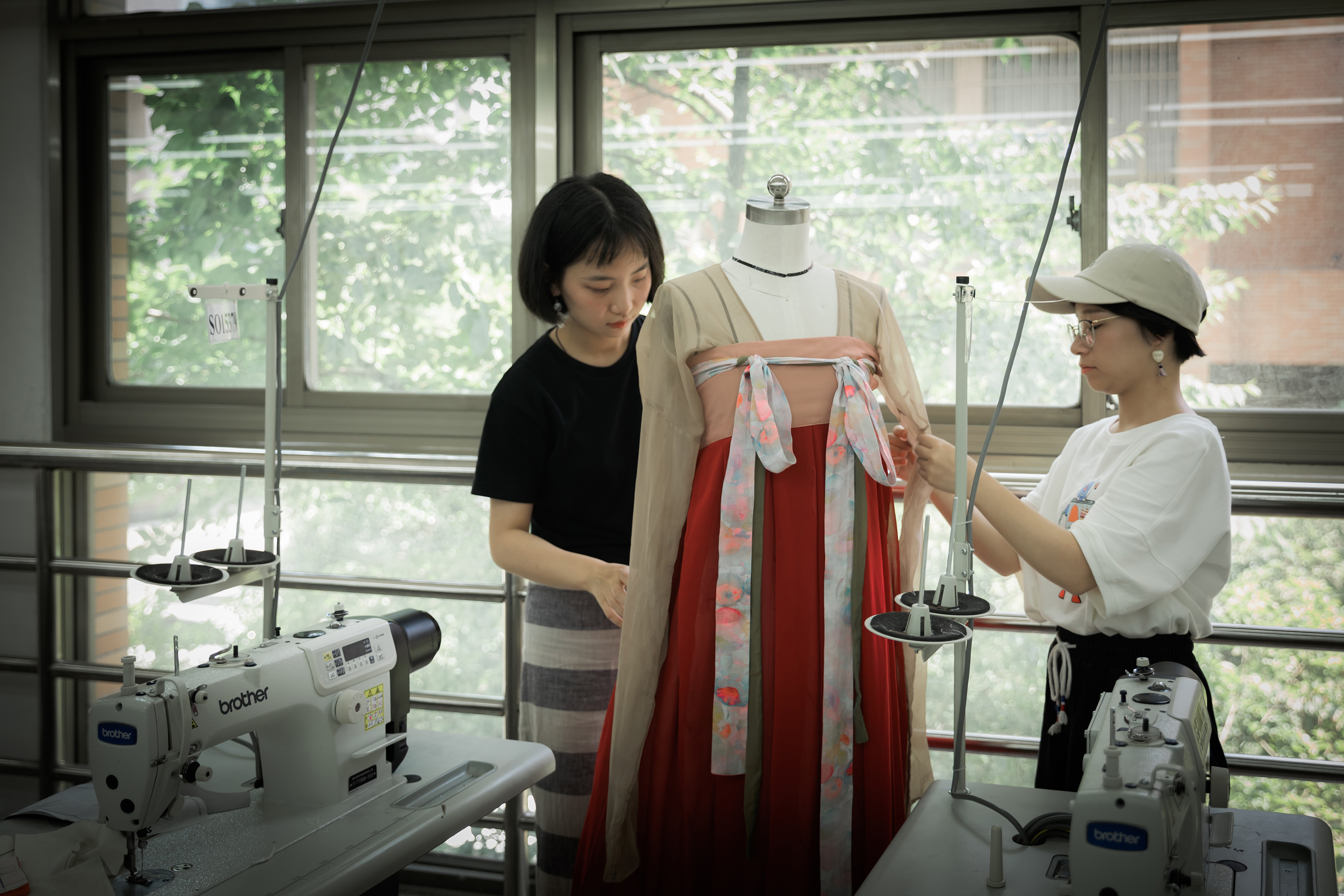 浙江5名大三女生凑钱淘宝创业做汉服 投资3千元自己成立董事会