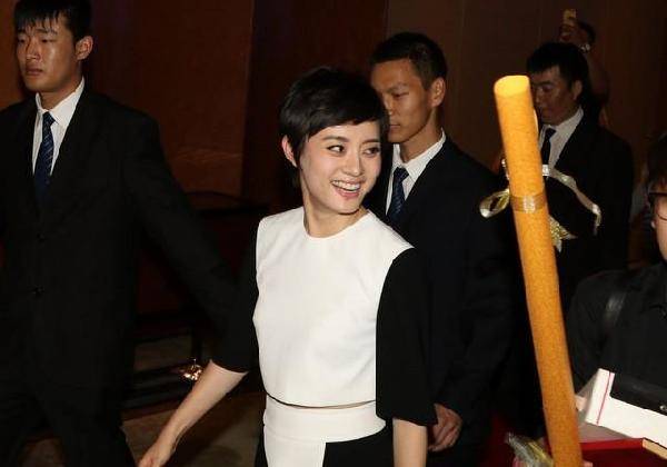 纠缠|被男子拉头发纠缠欧阳娜娜报平安 艺人真的需要保镖吗？