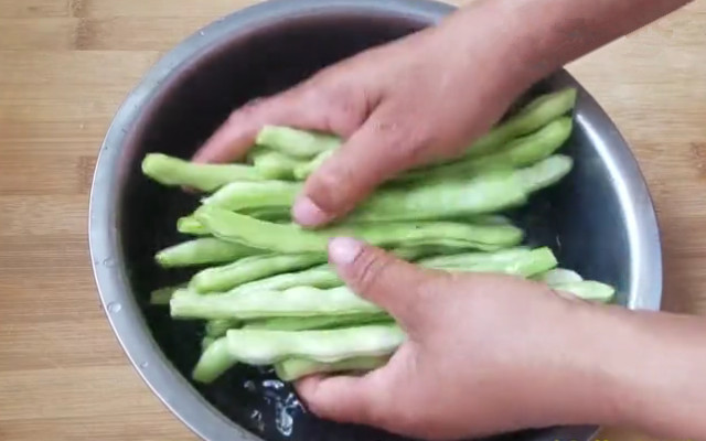 图片[5]-豆角炒豆干做法 简单易做 好吃又下饭 夏天必备家常菜-起舞食谱网