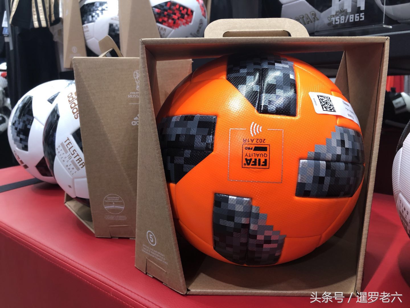 世界杯珍藏版足球为什么那么贵(限量珍藏版Adidas“电视之星”足球套装，谁见过?竟卖三万卢布！)